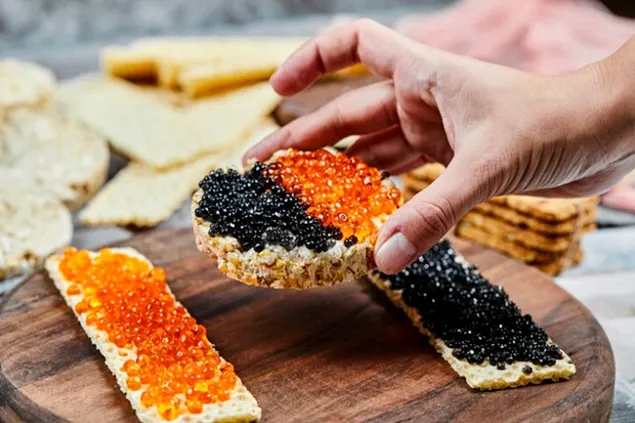 România, acuzată de ilegalități în comerțul cu caviar și de falsificarea produselor din fructe de mare