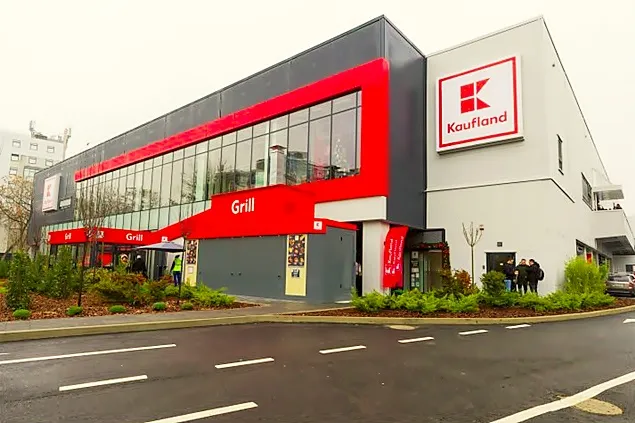 Kaufland a inaugurat primul magazin din București având o mini-pădure urbană în parcare