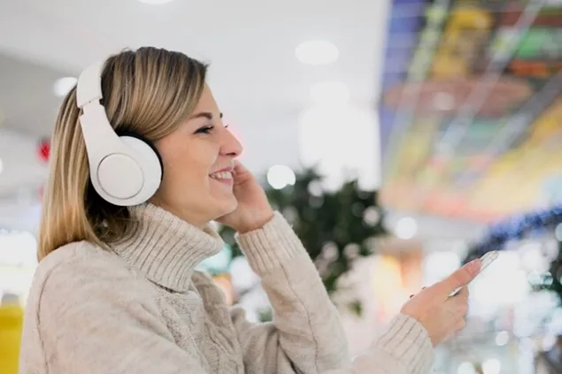 Studiu: 1 din 2 români stă mai mult în magazin dacă pe fundal se aude muzică