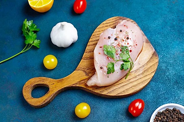 Rabobank: Crește consumul de carne de pui pe fondul redresării globale a industriei avicole
