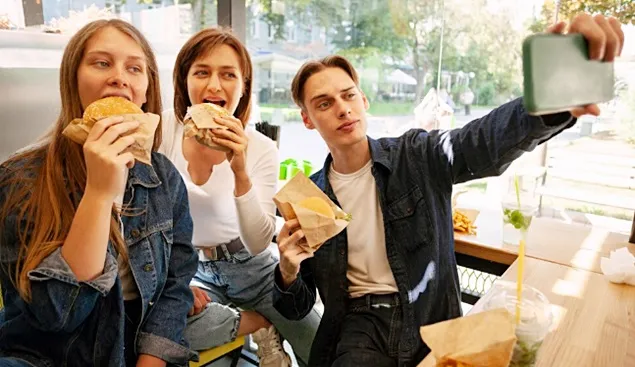 Gen Z îmbrățișează cu adevărat tendința de alimentație sănătoasă?