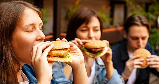 În 2024, românii au comandat, în medie, 365 de burgeri pe oră