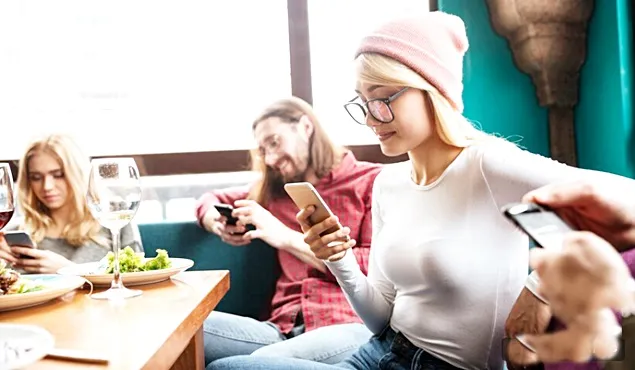 Consumatorii din Gen Z sunt disperați să stea conectați în timp ce consumă