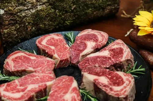 Carnea de vită premium: rasele Angus, Charolaise și Wagyu în România
