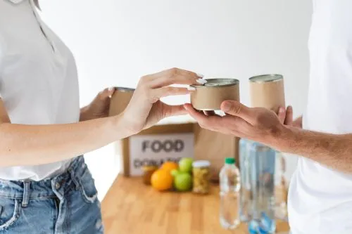 Ambalajele sustenabile în industria alimentară: reglementări europene și costuri reale pentru producători