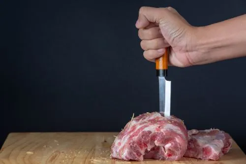 Dezechilibre în lanțul cărnii: ministrul Agriculturii solicită intervenția Consiliului Concurenței