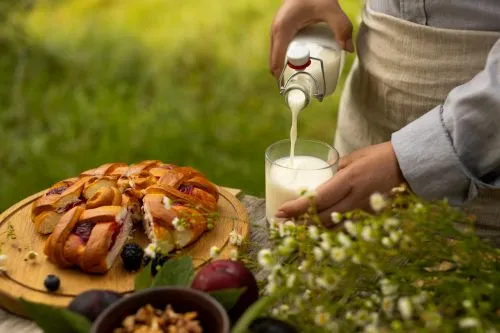 Prețul laptelui și costurile de producție: presiune structurală asupra fermelor mici din România